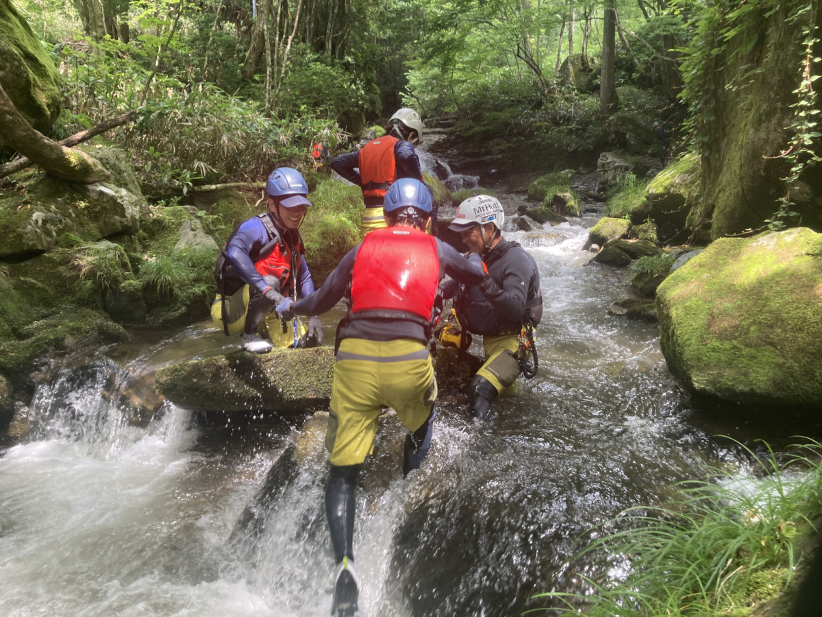 水が気持ちいい！鏡野・泉源渓谷でキャニオニング｜おか旅 | 岡山観光