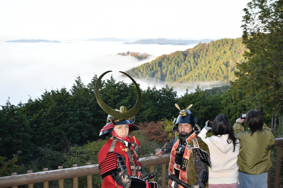 雲海と紅葉シーズン到来！天空の城「備中松山城」の展望スポット7選｜おか旅 | 岡山観光WEB【公式】- 岡山県の観光・旅行情報ならココ！