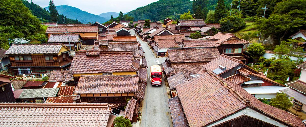 ベンガラ色の町並み「吹屋ふるさと村」｜見どころたっぷり！岡山まち歩き｜旬のおすすめ－特集－ | 岡山観光WEB【公式】-  岡山県の観光・旅行情報ならココ！