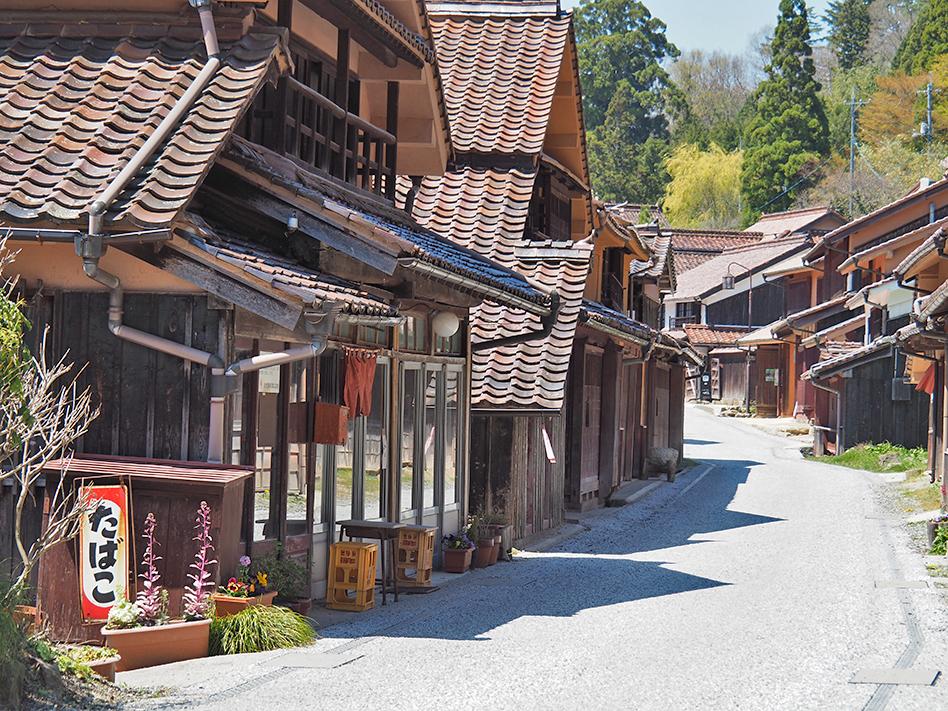 一度は行きたい！ベンガラ色の町並み「吹屋」を大満喫する方法｜おか旅 | 岡山観光WEB【公式】- 岡山県の観光・旅行情報ならココ！