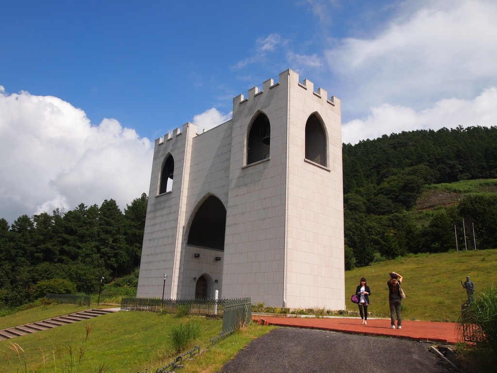 大きなアーチ型の鐘楼