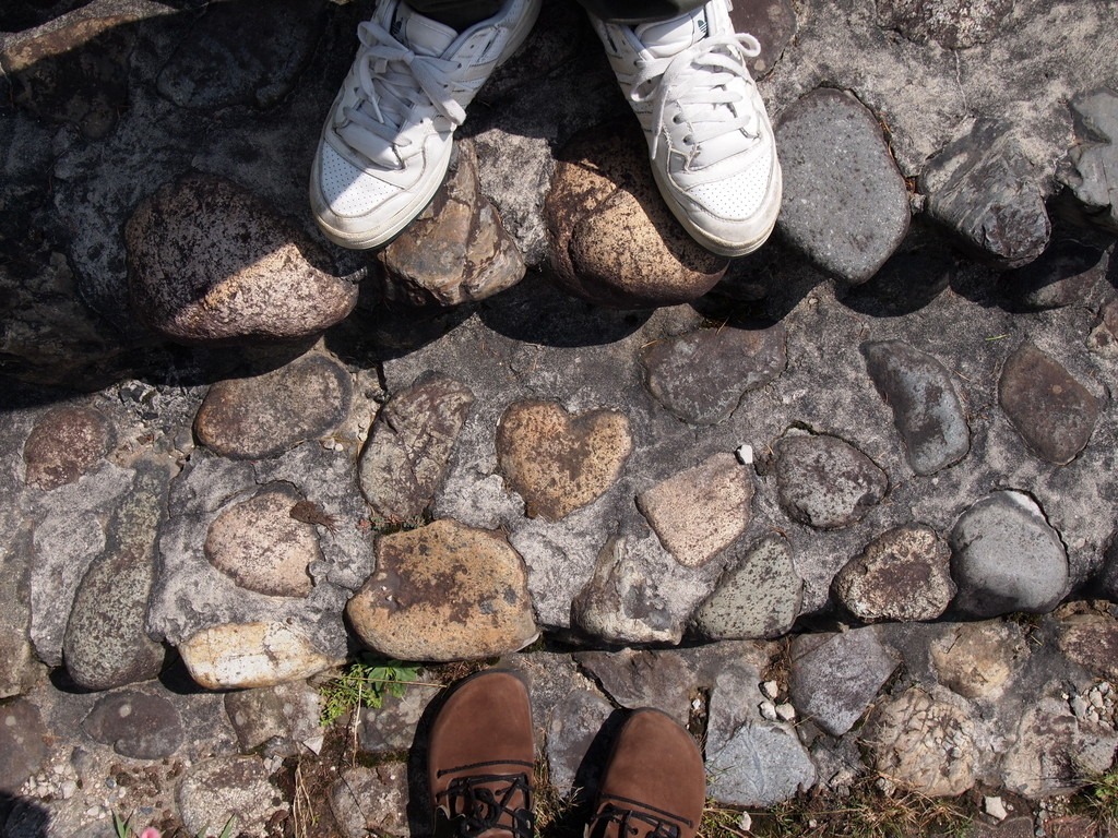 鐘楼に向かう階段にはハート型の石が埋め込まれています