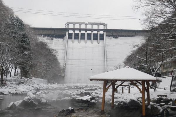 砂湯から見た湯原ダム（冬）