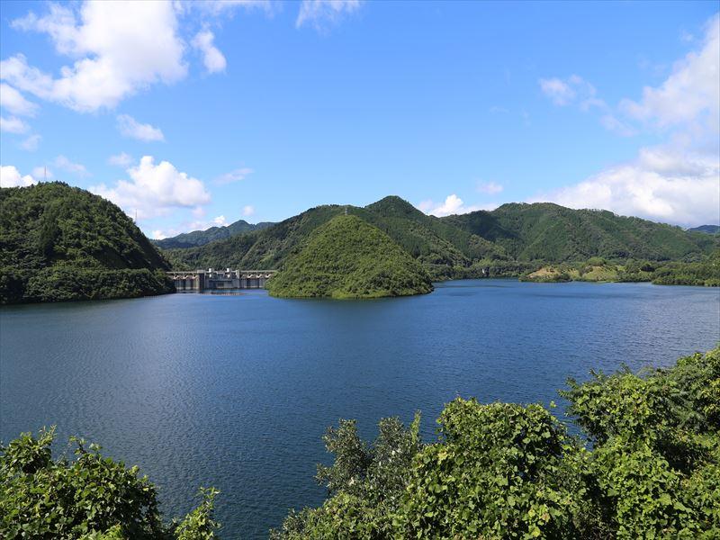 奥津湖と苫田ダム