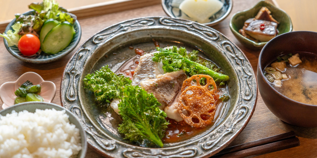 「道の駅みやま公園」が大人気のワケ。新鮮野菜、魚介、焼き立てパンに地産地消メニューも！