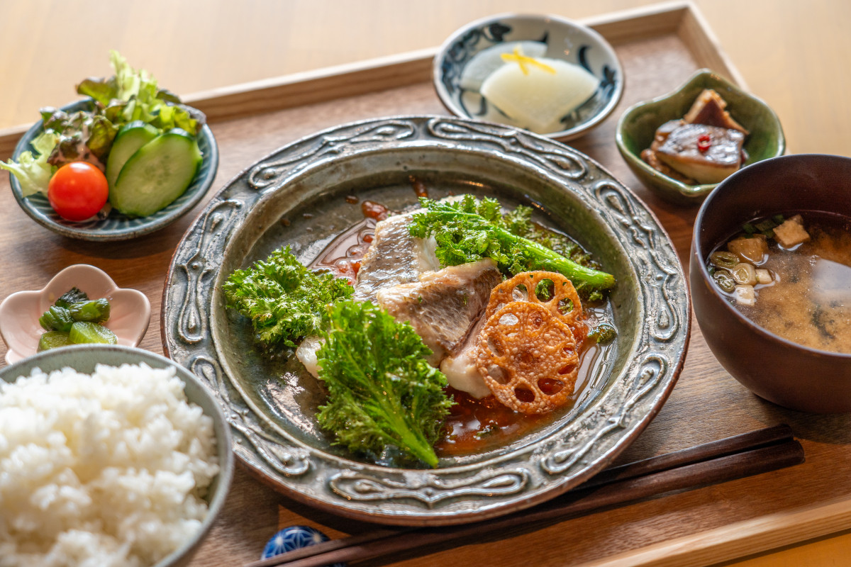 「道の駅みやま公園」が大人気のワケ。新鮮野菜、魚介、焼き立てパンに地産地消メニューも！