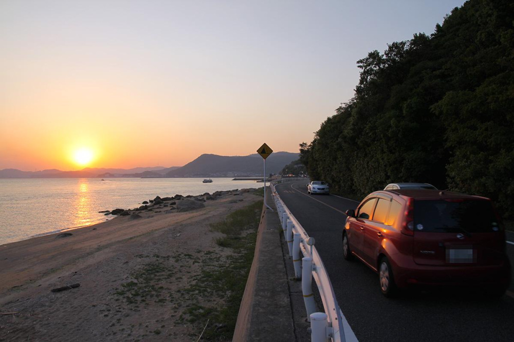 瀬戸内の夕日を追いかけるシーサイドロード
