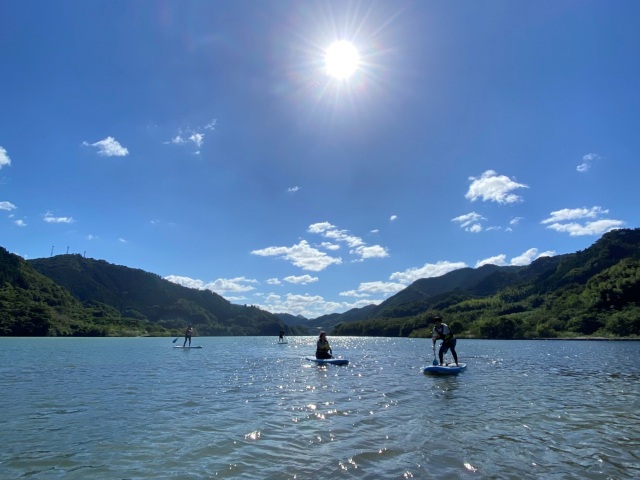 密を避けて大自然「奥津湖」でSUP体験&鏡野観光