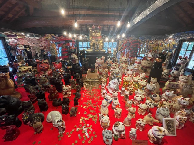 にゃんだふるパワースポット!福を呼ぶ「招き猫美術館ー金山寺ー」