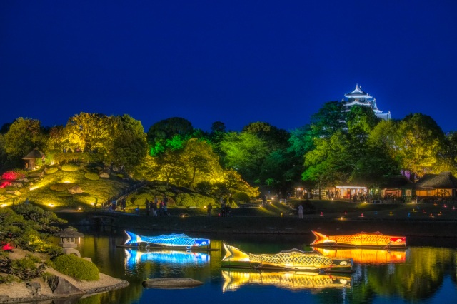 岡山後楽園「春の幻想庭園」・岡山城「春の烏城灯源郷」のライトアップが幻想的!