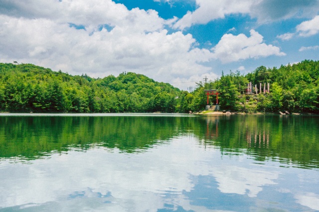湖にある鳥居が神秘的!岡山の絶景寺「龍泉寺」