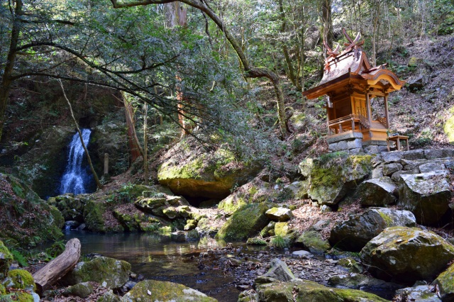 スサノオが剣の血を清めた滝!?岡山とヤマタノオロチの不思議な関係「血洗滝神社」「石上布都魂神社」(赤磐市)