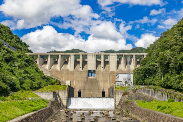 岡山県「苫田ダム」に潜入!夏休みのお出かけや自由研究に!見学会やダムカードイベントも(鏡野町)