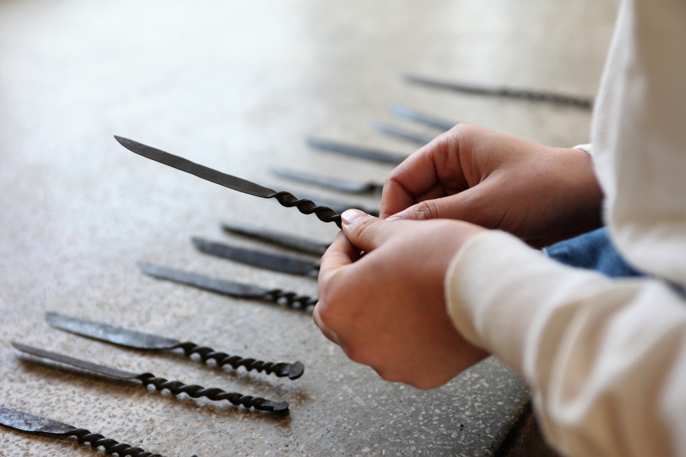 日本刀の聖地・備前長船で古式鍛錬見学とペーパーナイフ作り体験