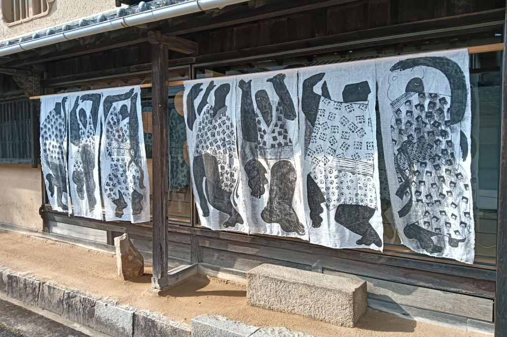 古民家ギャラリー「一初」で日常とアートの境目に立つ。入るとそこは古さと新しさがまじりあう不思議な空間(岡山市)