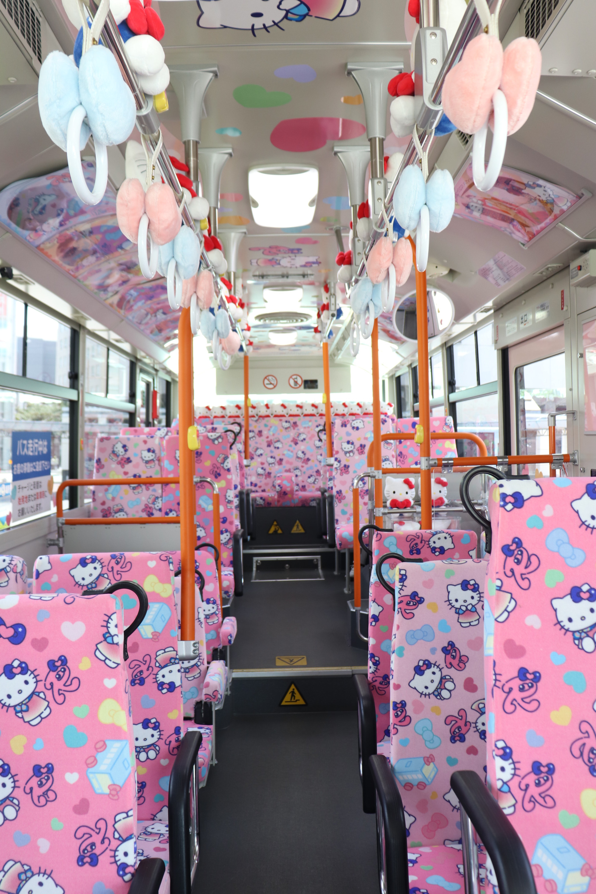 ハローキティバスが岡山に登場!没入感で「KAWAII」倍増!