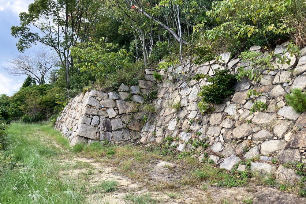 破壊された城郭「下津井城」の魅力に迫る!瀬戸大橋をのぞむ壮大な城跡(倉敷市)