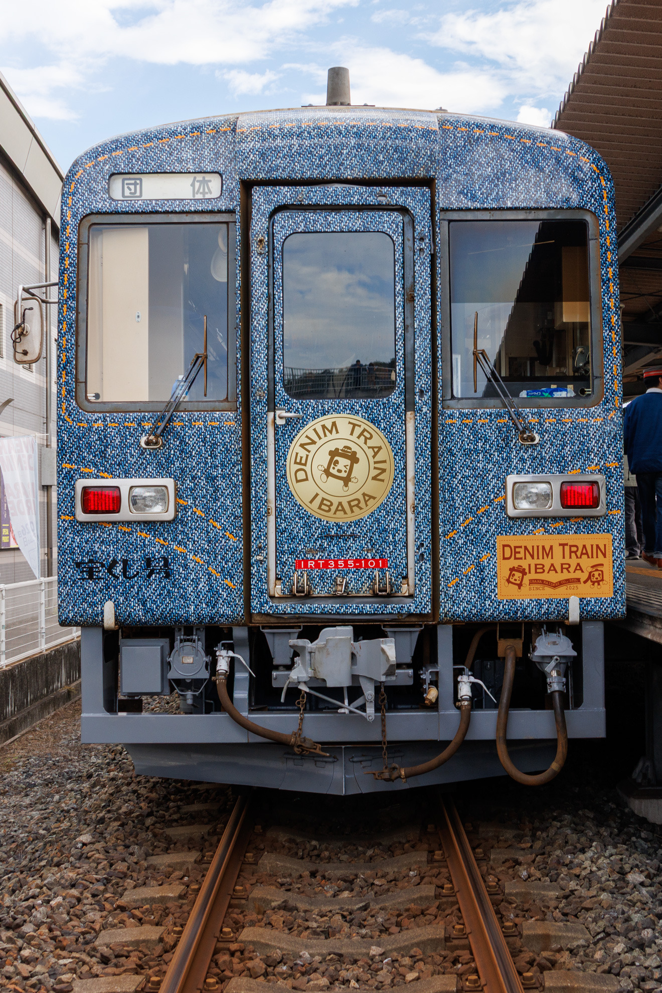井原鉄道「DENIM TRAIN」リニューアル。デニムをまとった車両が国産デニムのふるさとを駆け抜ける!