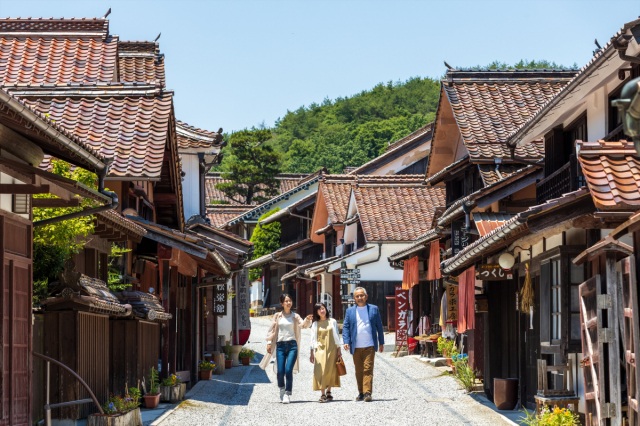 天守が残る唯一の山城「備中松山城」と日本遺産 ジャパンレッド発祥の地「吹屋」を訪ねる1日コース