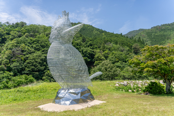 岡山空港からレンタカーで巡る!森の芸術祭のアートと温泉ドライブコース(1泊2日)【おかやまハレいろキャンペーン】