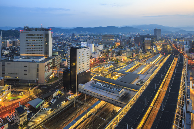 【充実した交通網】飛行機や新幹線、高速道路などが整備され、西日本の交通の結節点として首都圏や関西エリアからのアクセスがとても便利です。