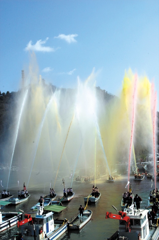 源平放水合戦(備前市消防団日生方面隊放水訓練)